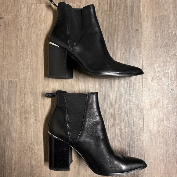 Steve Madden Black Leather Chelsea Boots - Picture 1 of 6